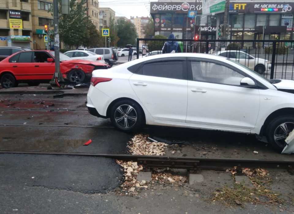 На ЦПКиО Hyundai после удара о BMW вынесло на трамвайные пути